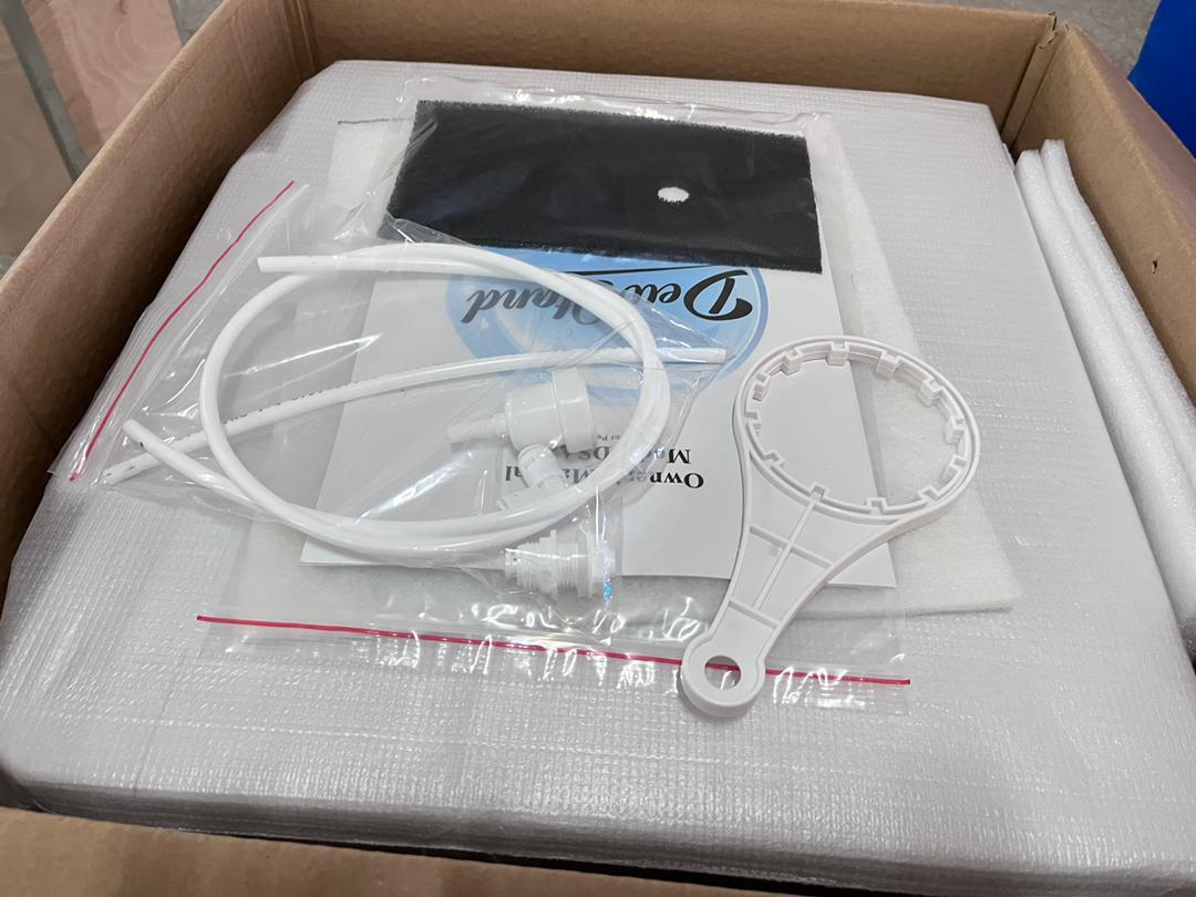 DewStand DSA-1F in its shipping box with accessories